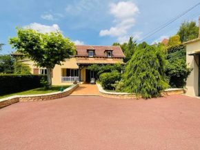 House with swimming pool, sleeps 12